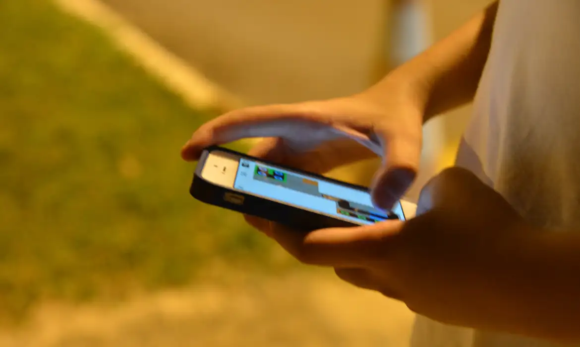 Abuso infantil representa 64% das denúncias de crimes online em 2025, diz SaferNet
