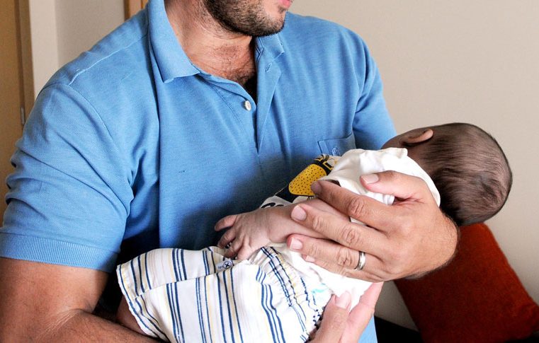 Pediatras reforçam necessidade de ampliar licença-paternidade para 30 dias