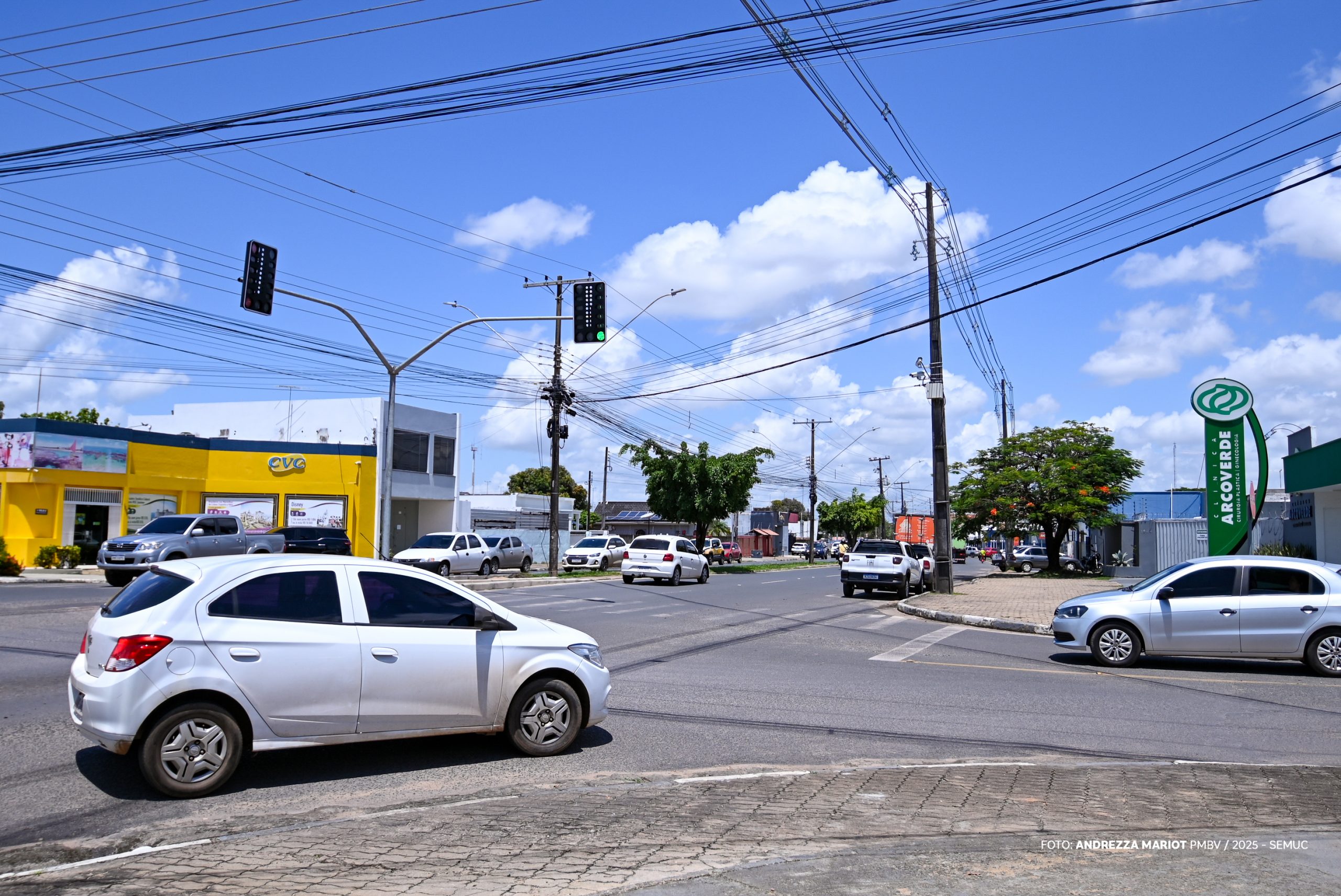 Instalado novo semáforo no cruzamento da Major Williams com Penha Brasil