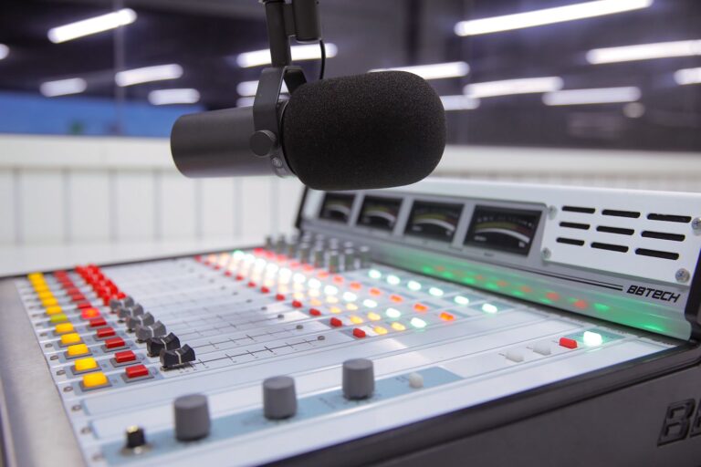 Com inscrições até 1º de outubro, Escolegis oferece 180 vagas em cursos e lança turma inédita de radialista básico