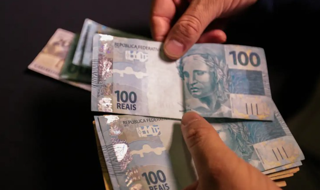 Salário mínimo deve subir para R$ 1.631 em 2026, com aumento de 7,4%