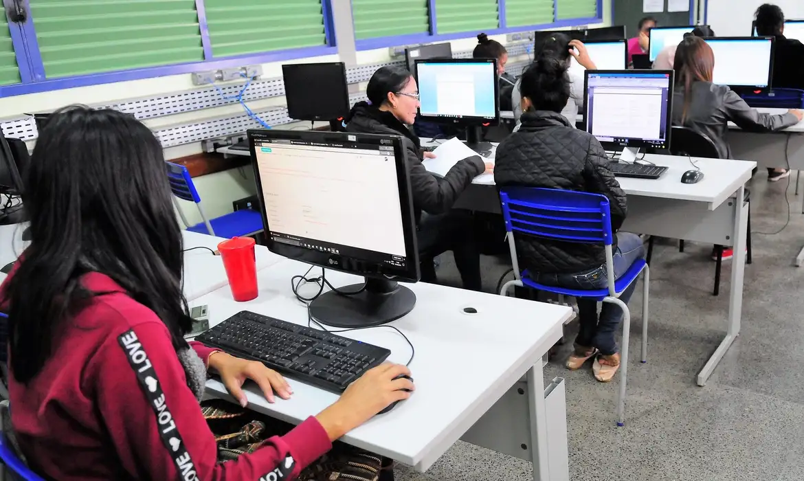 Pela 1ª vez, cursos EaD tem mais alunos que o ensino presencial no Brasil