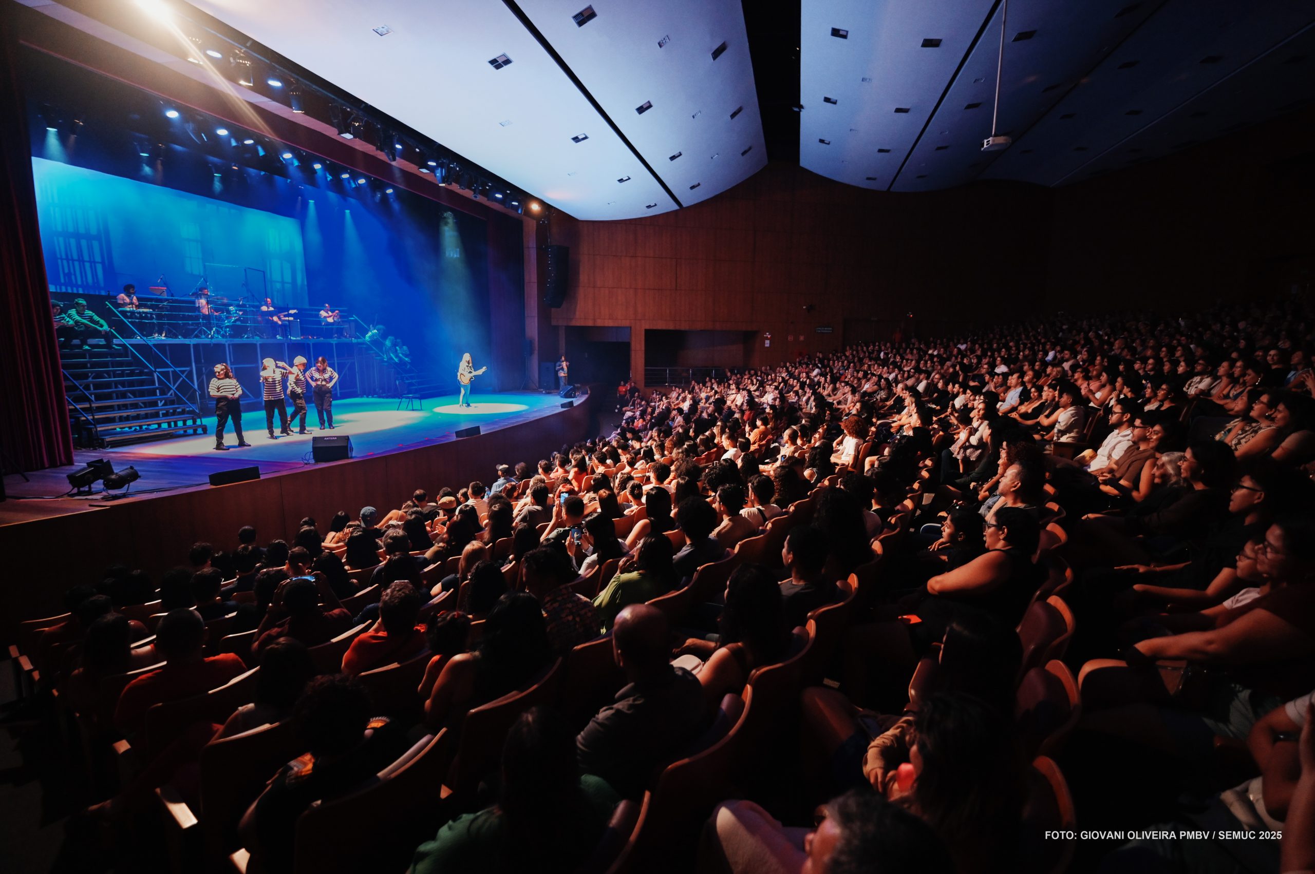 Mormaço Cultural 2025 – Espetáculo sobre Rita Lee atrai mais de 3 mil pessoas e tem ingressos esgotados em minutos no Teatro Municipal