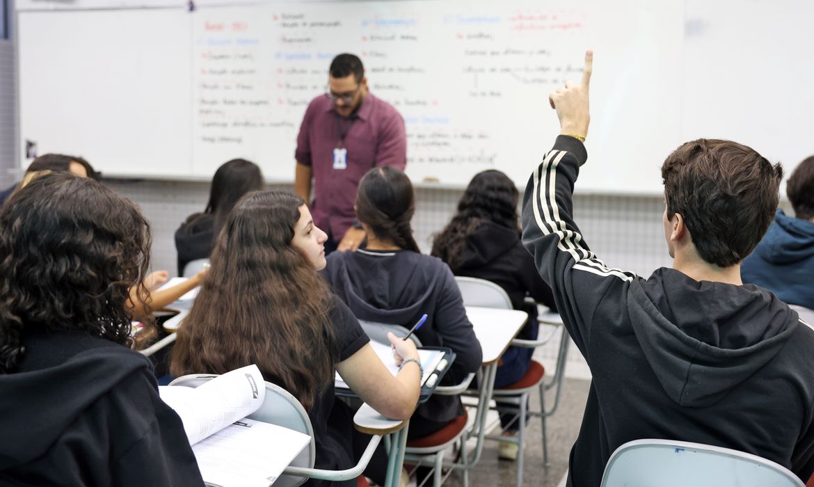 MEC inicia pagamento da 7ª parcela do programa Pé-de-Meia para estudantes do ensino médio
