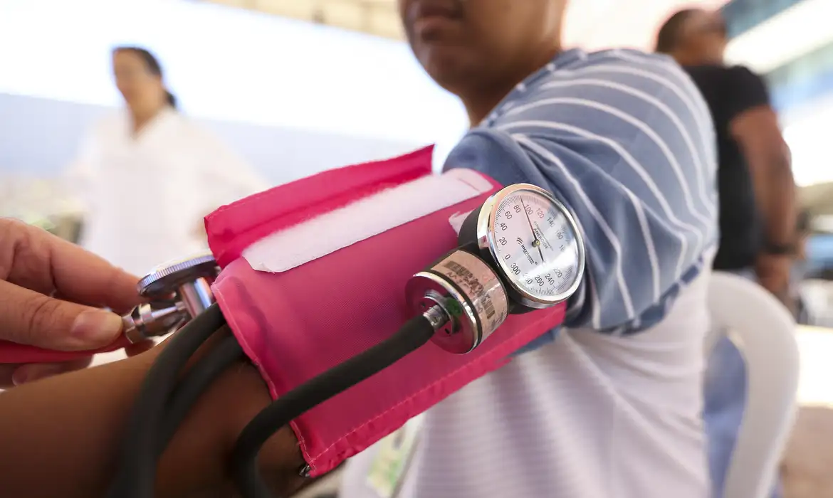 Nova diretriz médica classifica pressão 12/8 como pré-hipertensão