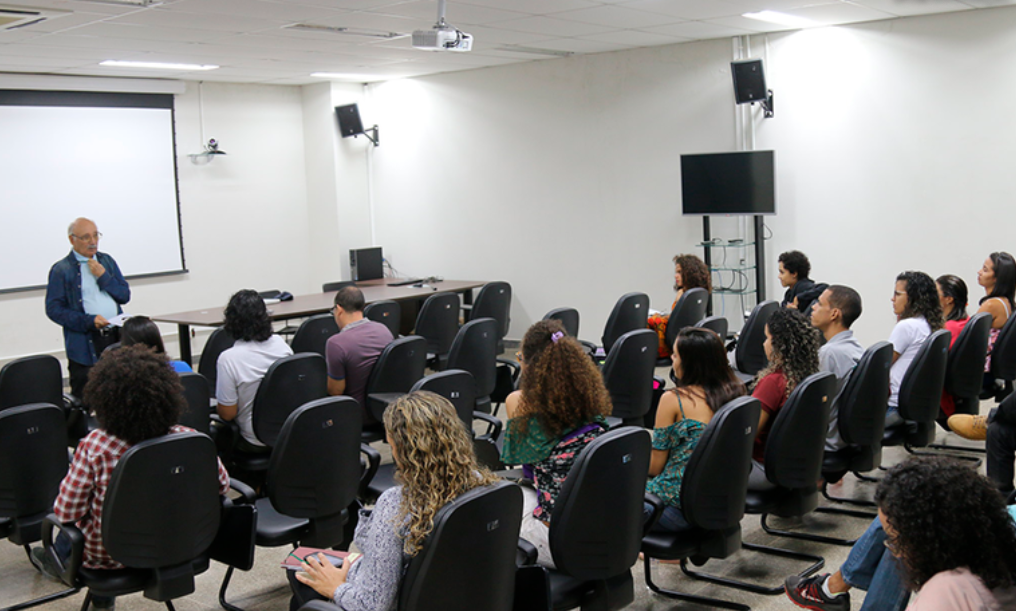 MEC abre 7,8 mil vagas gratuitas de mestrado e doutorado para professores da rede pública