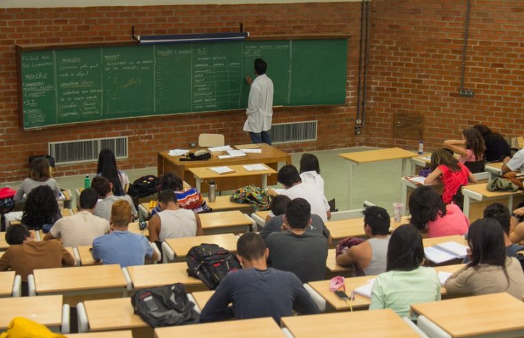 Brasil lidera número de estudantes por professor no ensino superior privado