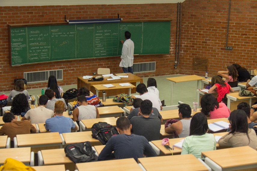 Brasil lidera número de estudantes por professor no ensino superior privado