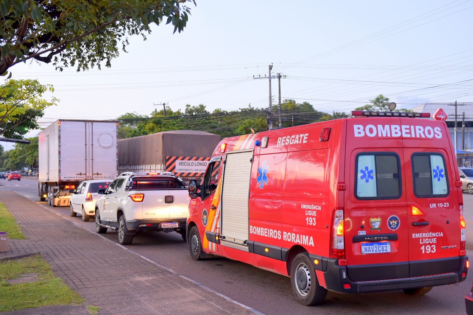 Motoristas devem liberar passagem para viaturas de emergência, alerta Corpo de Bombeiros
