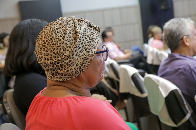 Campanha “Doe Lenços” arrecada itens para mulheres em tratamento contra o câncer