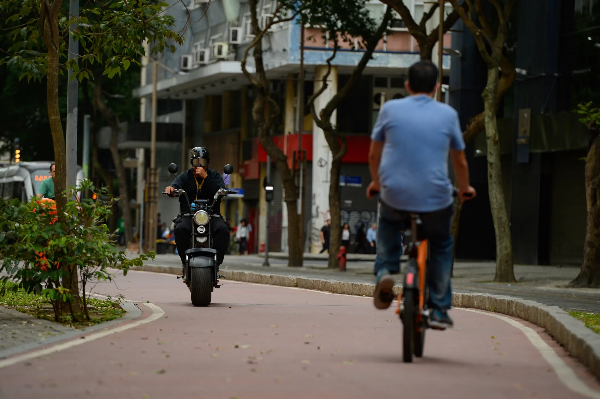 Ciclomotores precisam estar regularizados até o fim de 2025; uso de habilitação, placa e capacete será obrigatório