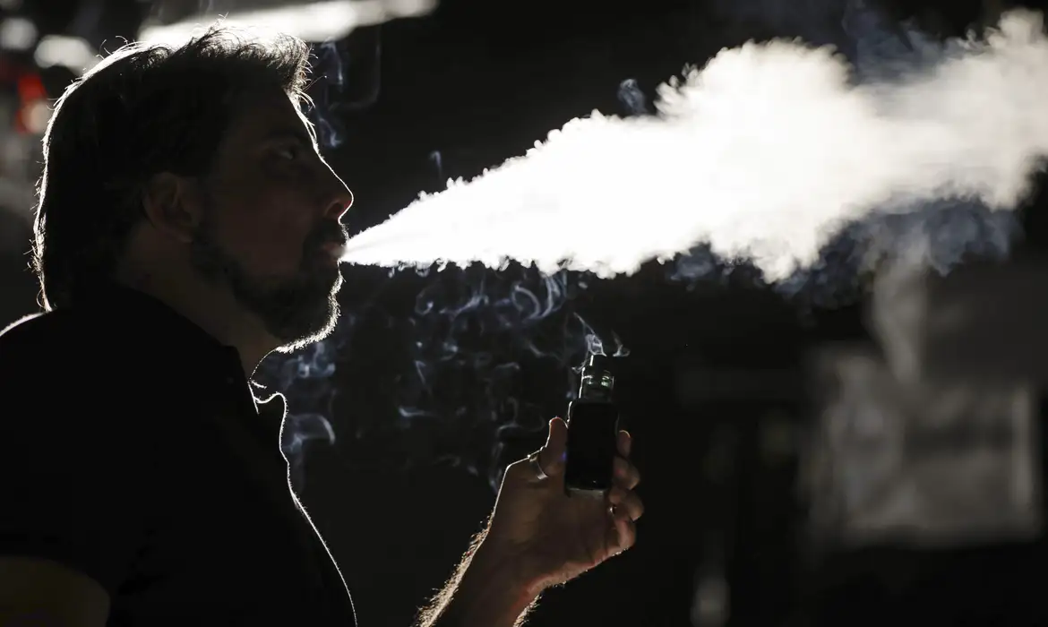 Popularização do cigarro eletrônico impulsiona aumento no número de fumantes no Brasil