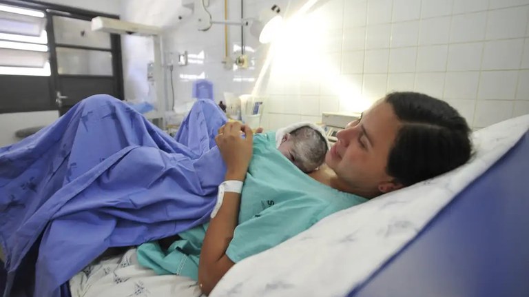 Licença-maternidade passa a ter prorrogação de 120 dias em casos de internação prolongada