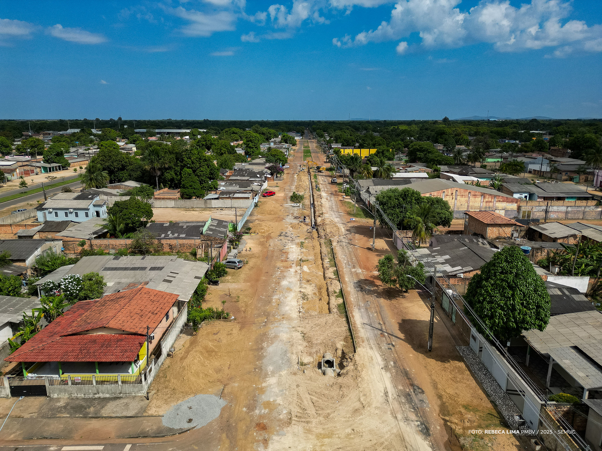 Avenida Rio São Francisco, no bairro Bela Vista, passa por obras de drenagem e recapeamento