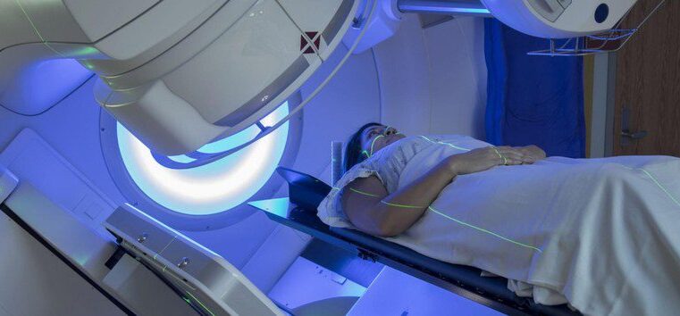 Pacientes do SUS que viajam para radioterapia terão auxílio financeiro para transporte, hospedagem e alimentação
