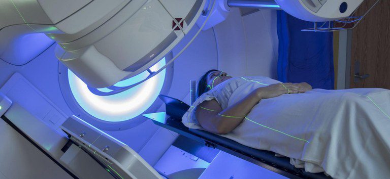 Pacientes do SUS que viajam para radioterapia terão auxílio financeiro para transporte, hospedagem e alimentação