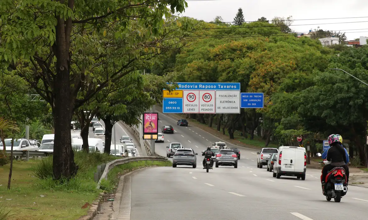 Carro lidera nas viagens pessoais enquanto avião supera ônibus e assume segunda posição na preferência dos brasileiro, aponta IBGE