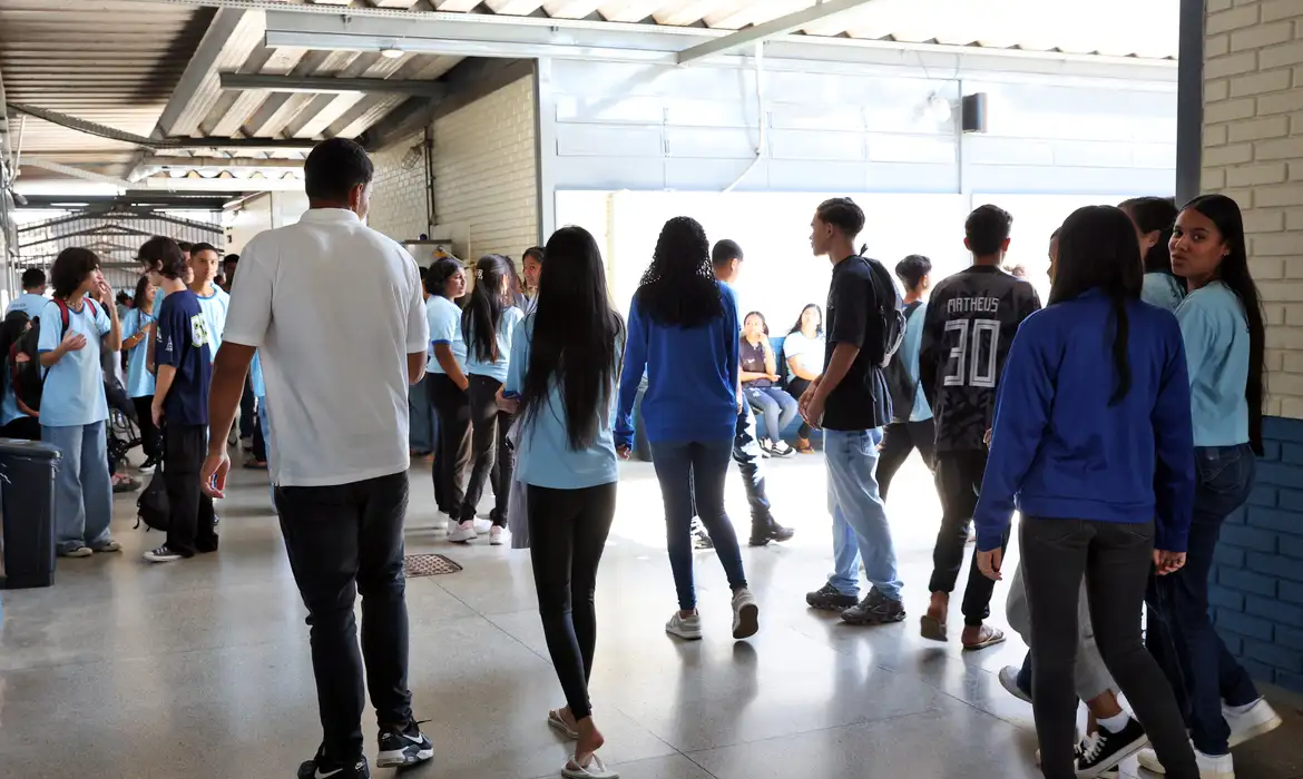 Pé-de-Meia inicia pagamento da 9ª parcela e libera opção de investimento para incentivo de R$ 1 mil