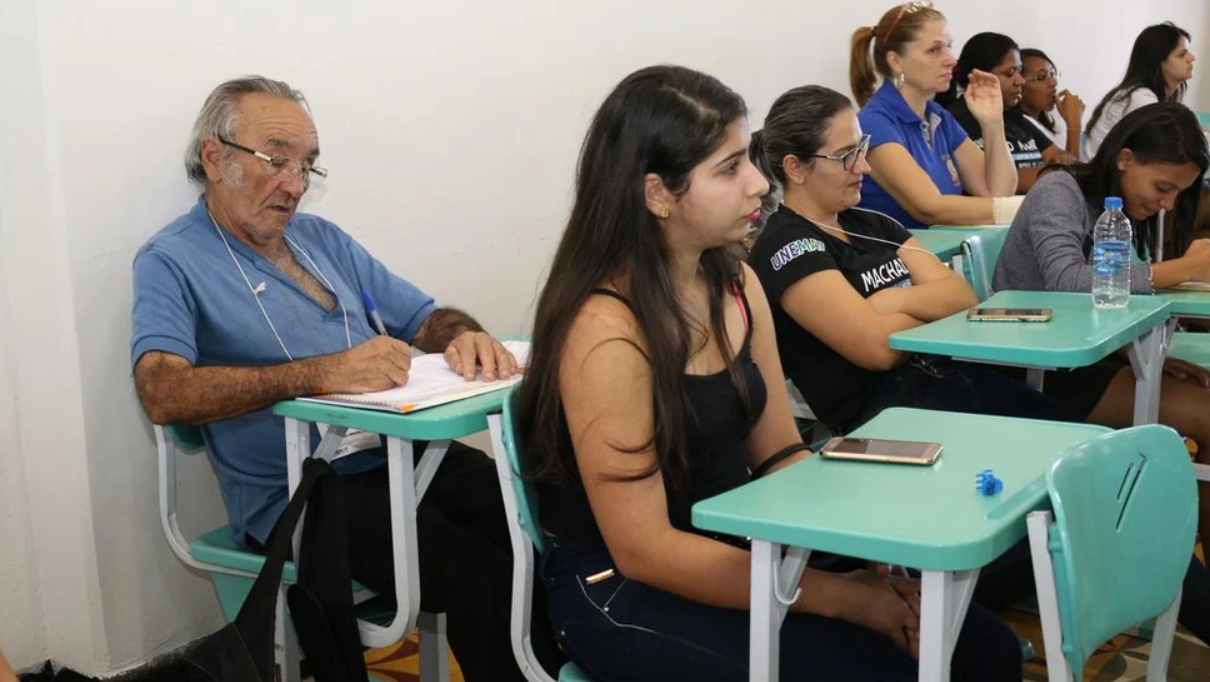 Enem 2025 começa neste domingo (09) com mais de 5,7 milhões de inscritos e aumento histórico entre participantes idosos