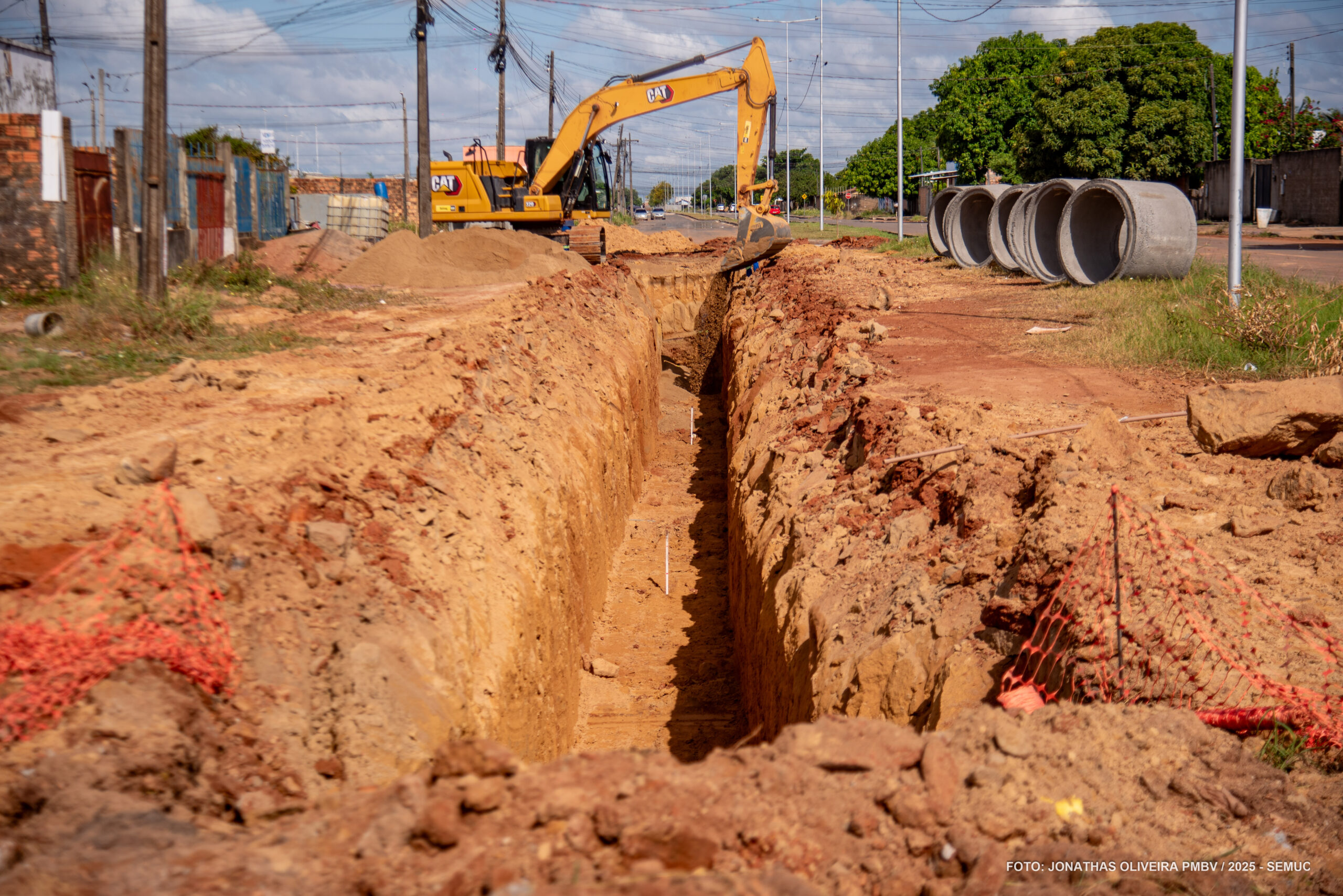 Operário recebe asfalto e Dr. Airton Rocha inicia sistema de drenagem