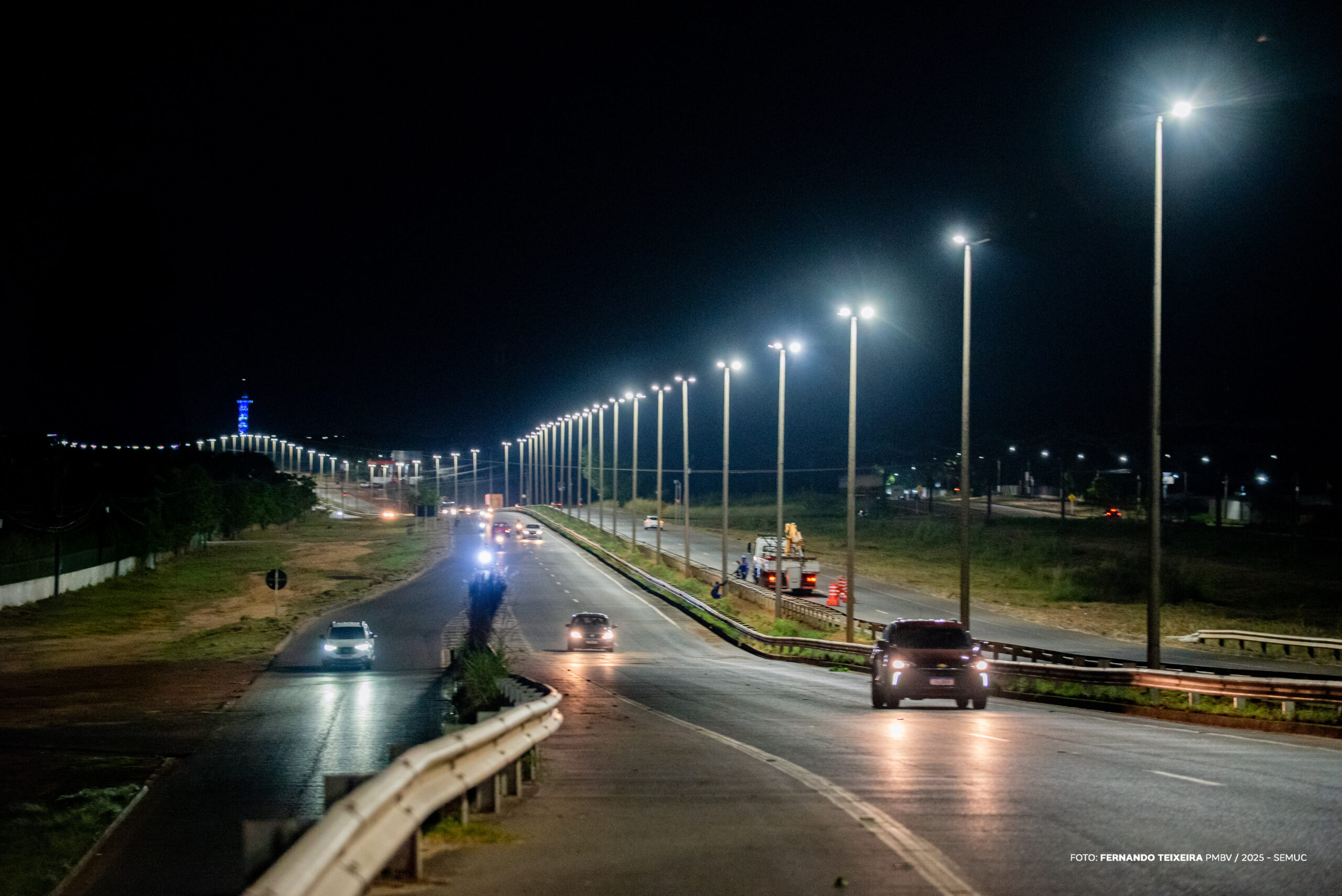 Avenida Brasil ganha nova iluminação com 264 postes instalados em trecho urbano