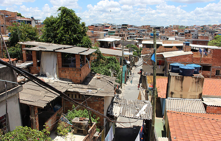 Mulheres, pretos e pardos seguem mais expostos à pobreza, aponta IBGE
