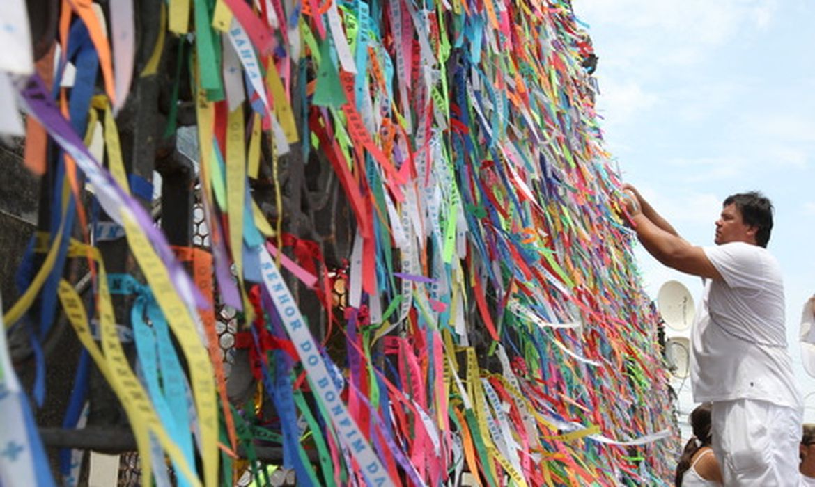 Pesquisa mostra que idosos viajam menos, mas priorizam roteiros religiosos e de praia