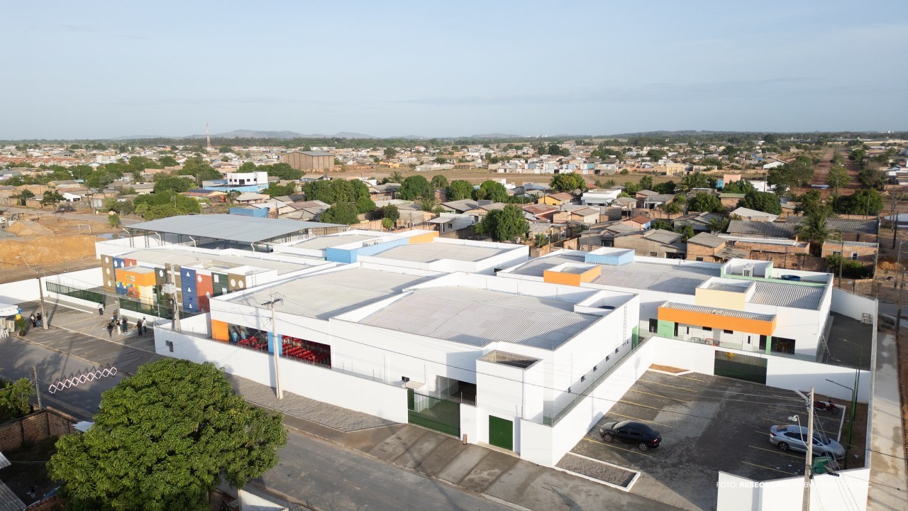 Prefeito Arthur Henrique inaugura escola no Pedra Pintada e marca início de ano letivo