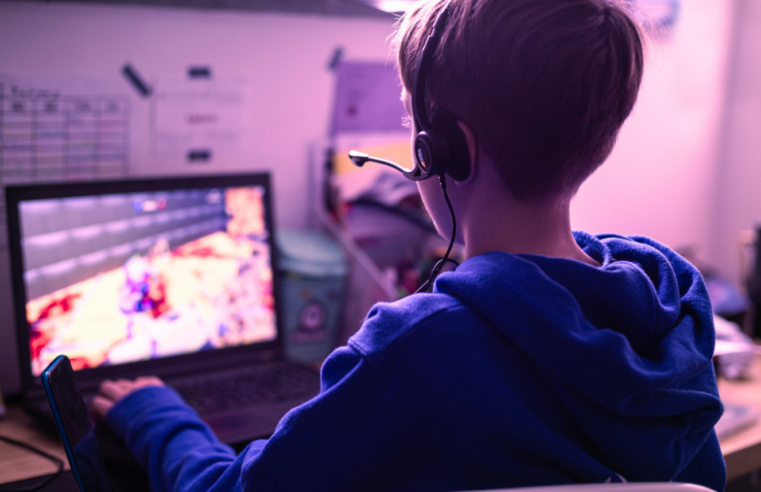 ECA Digital entra em vigor e muda regras de proteção on-line para crianças e adolescentes