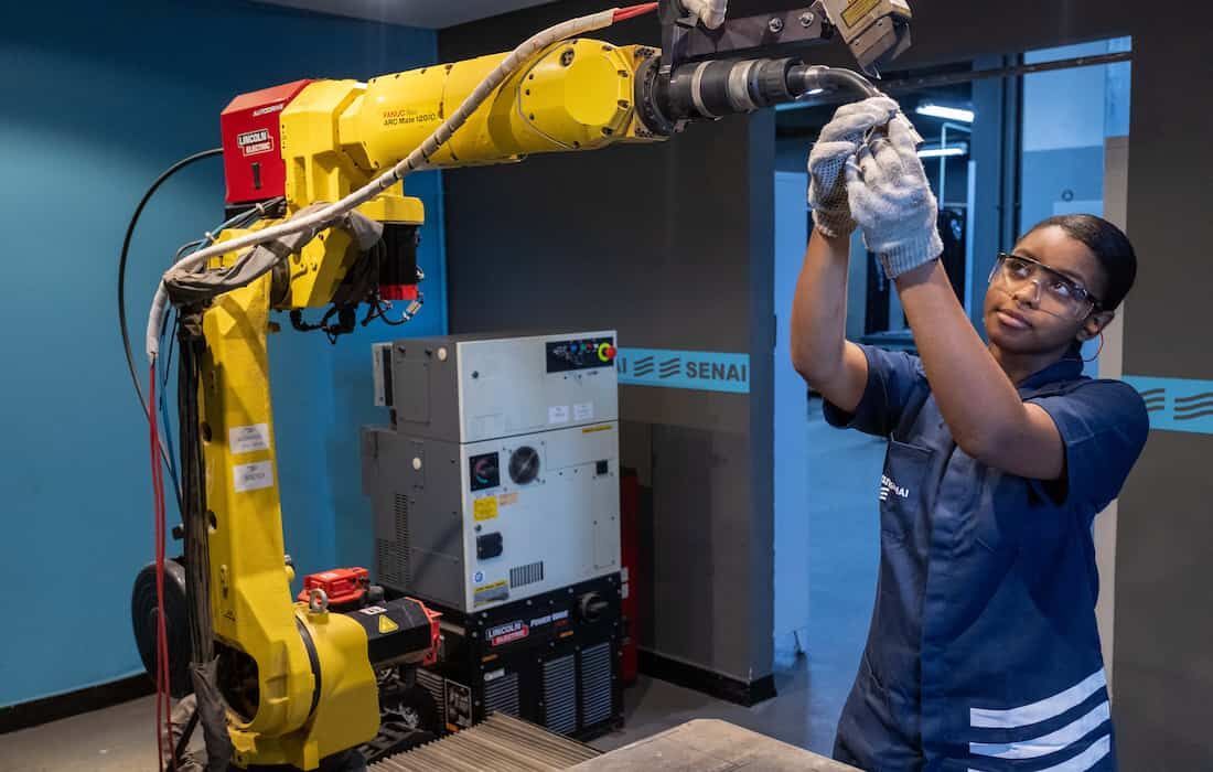 Petrobras e SENAI oferecem curso gratuito de tecnologia para jovens de 17 a 22 anos com inscrições abertas até 13 de abril