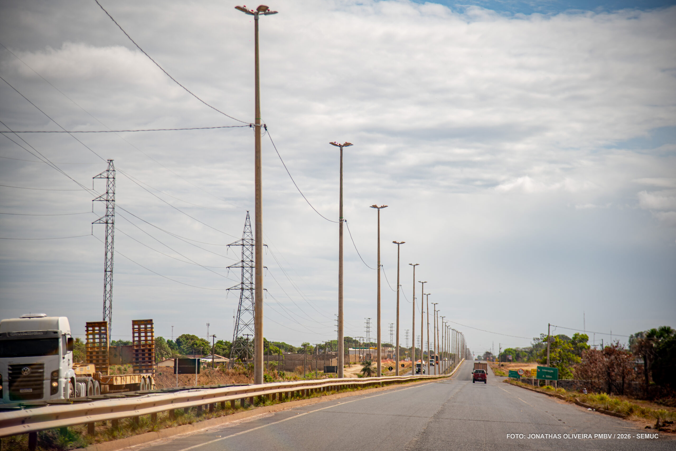 Furtos de cabos levam à troca de rede subterrânea por aérea na Av. Brasil