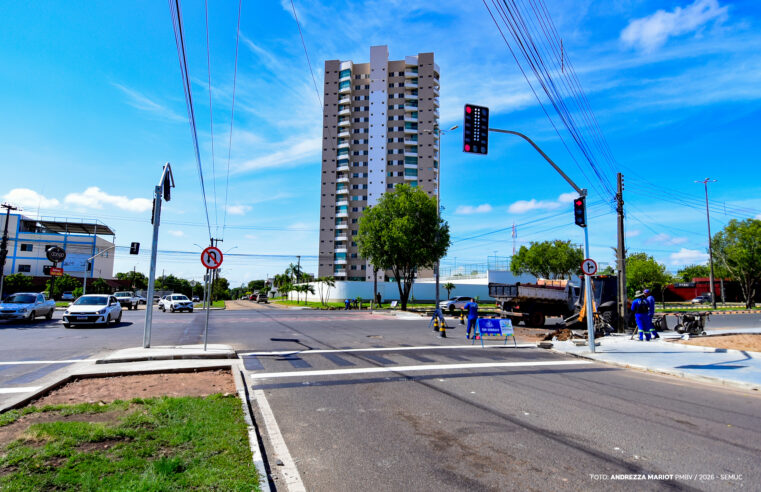Semáforo é instalado no cruzamento da Av. Ville Roy com Anchieta, em Boa Vista