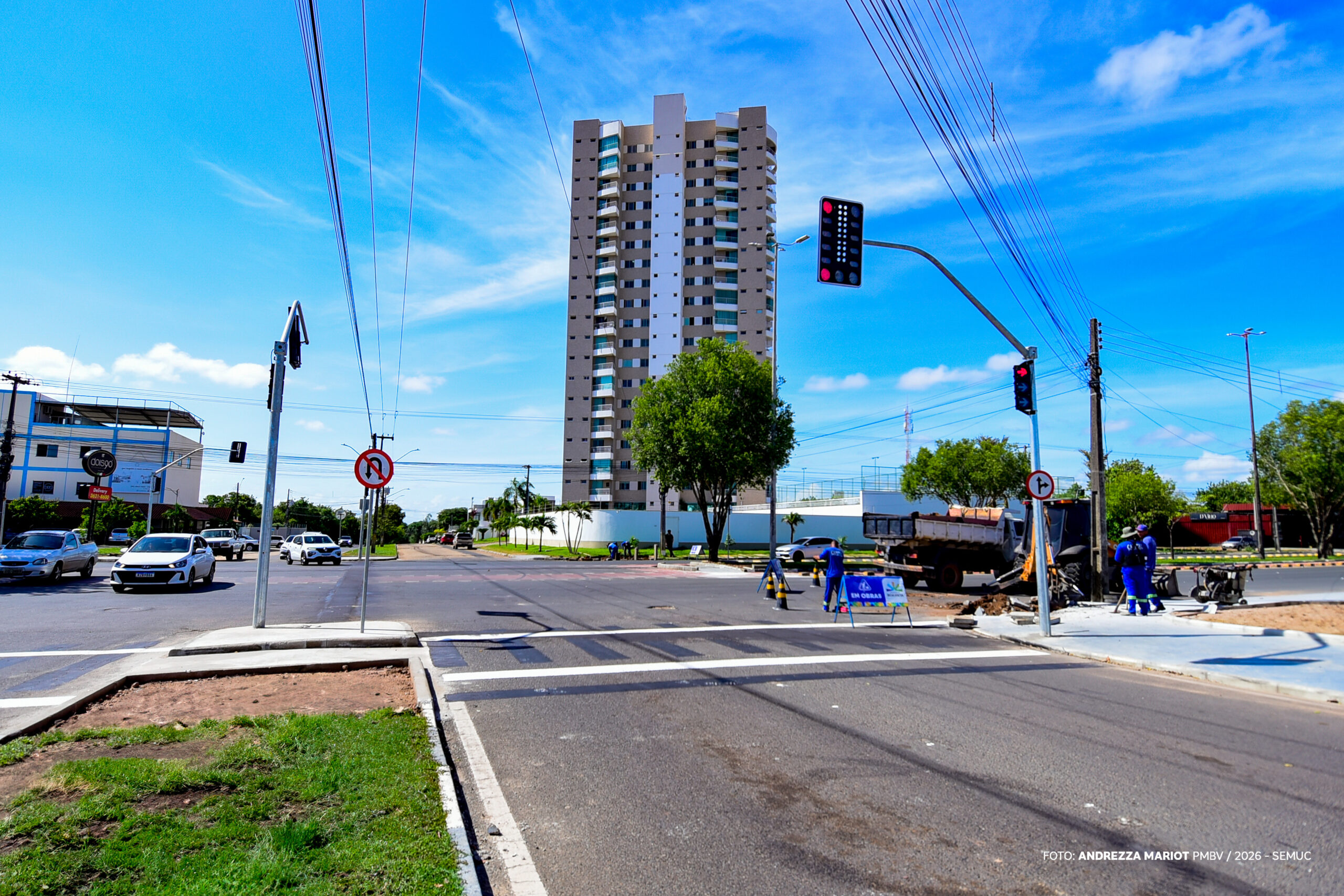 Semáforo é instalado no cruzamento da Av. Ville Roy com Anchieta, em Boa Vista