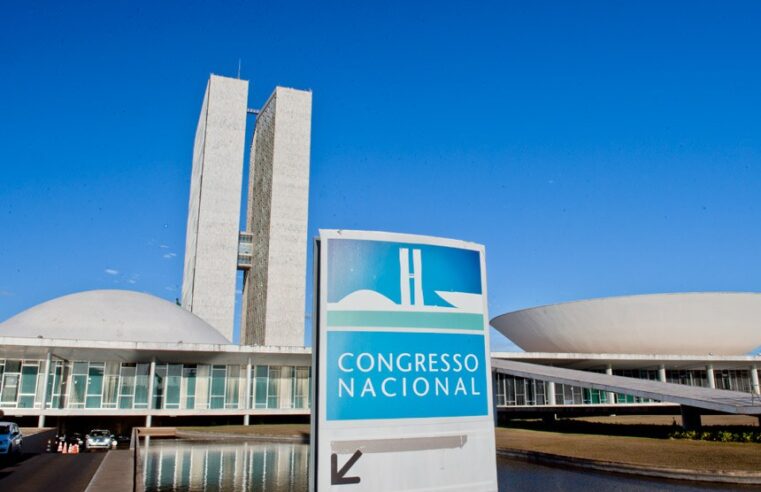 Fim da escala 6×1 – Governo envia projeto em urgência, mas mas PEC segue em votação no Congresso