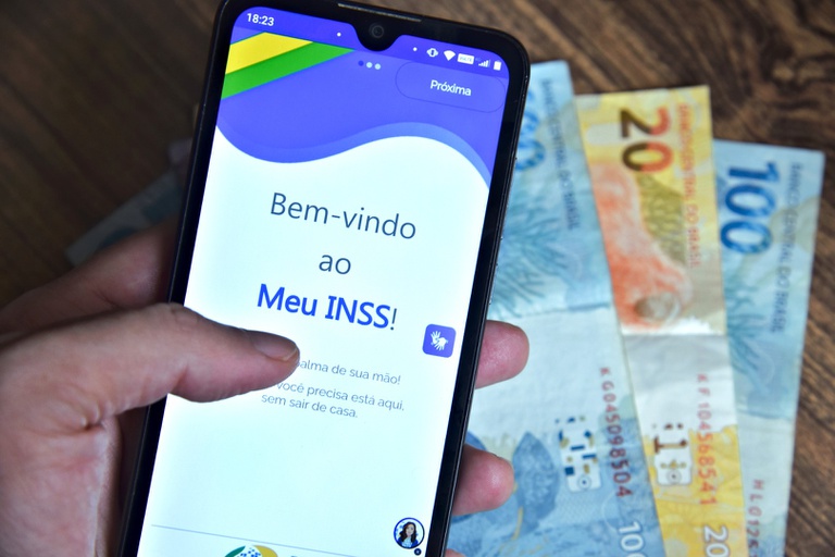 Aposentados e pensionistas já podem consultar antecipação do 13º do INSS