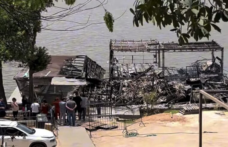 Incêndio destrói restaurante flutuante no bairro Caçari, em Boa Vista