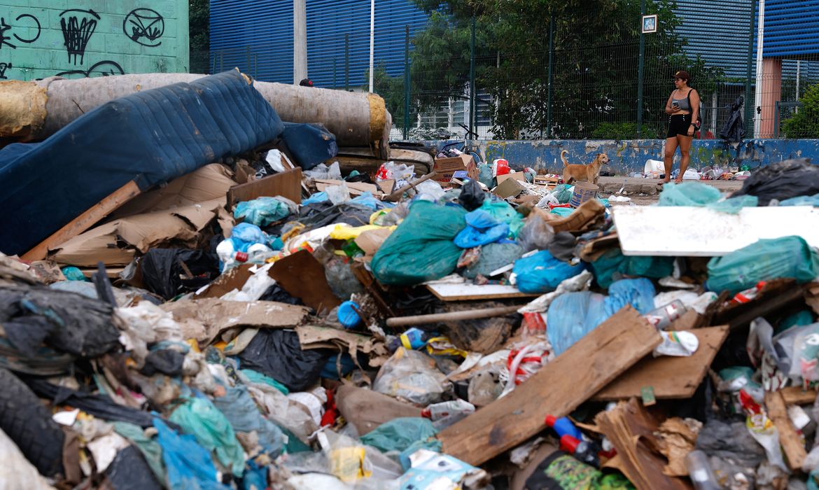 Câmara aprova multa para descarte de lixo em vias públicas