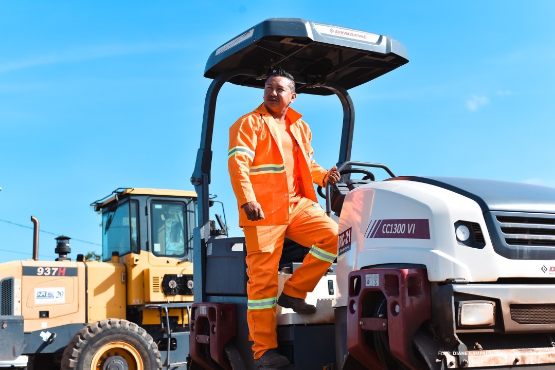 Com entrega de fardamento, prefeitura amplia segurança e valoriza operadores da usina de asfalto