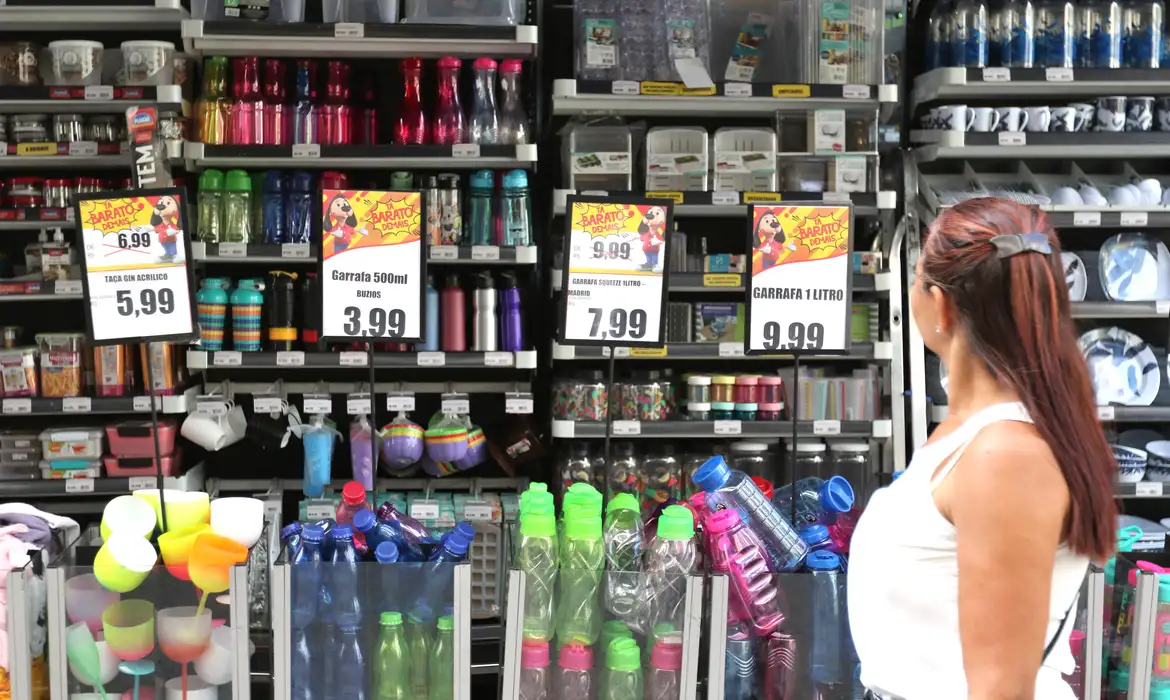 Quase metade das pequenas e médias empresas perde margem de lucro com aumento de despesas, aponta Serasa Experian