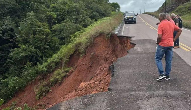 Após erosão, trecho entre Amazonas e Roraima terá bloqueio noturno total e tráfego em meia pista durante o dia
