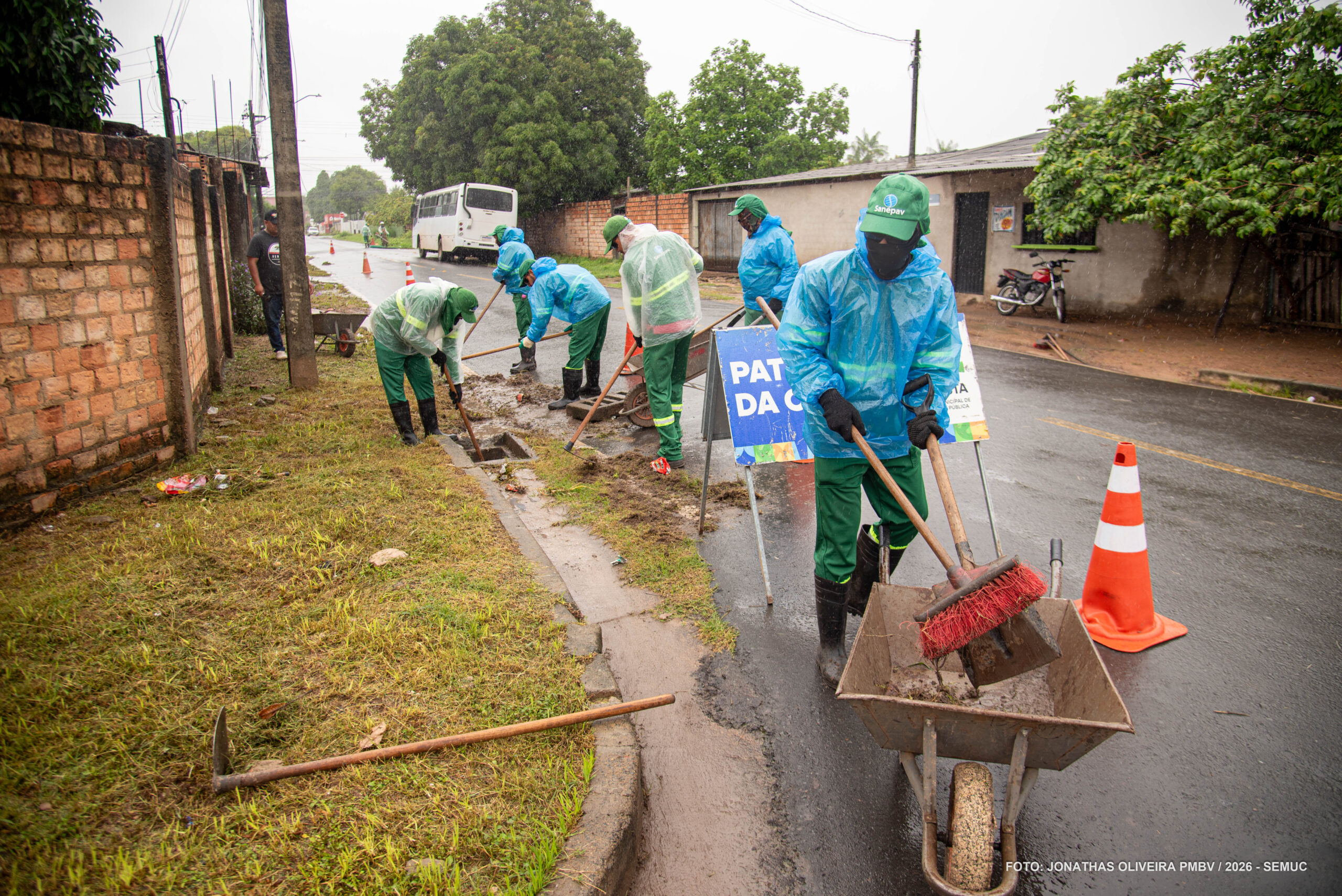 Equipes do Patrulha da Chuva intensificam manutenção preventiva em rede de drenagem no bairro Santa Tereza