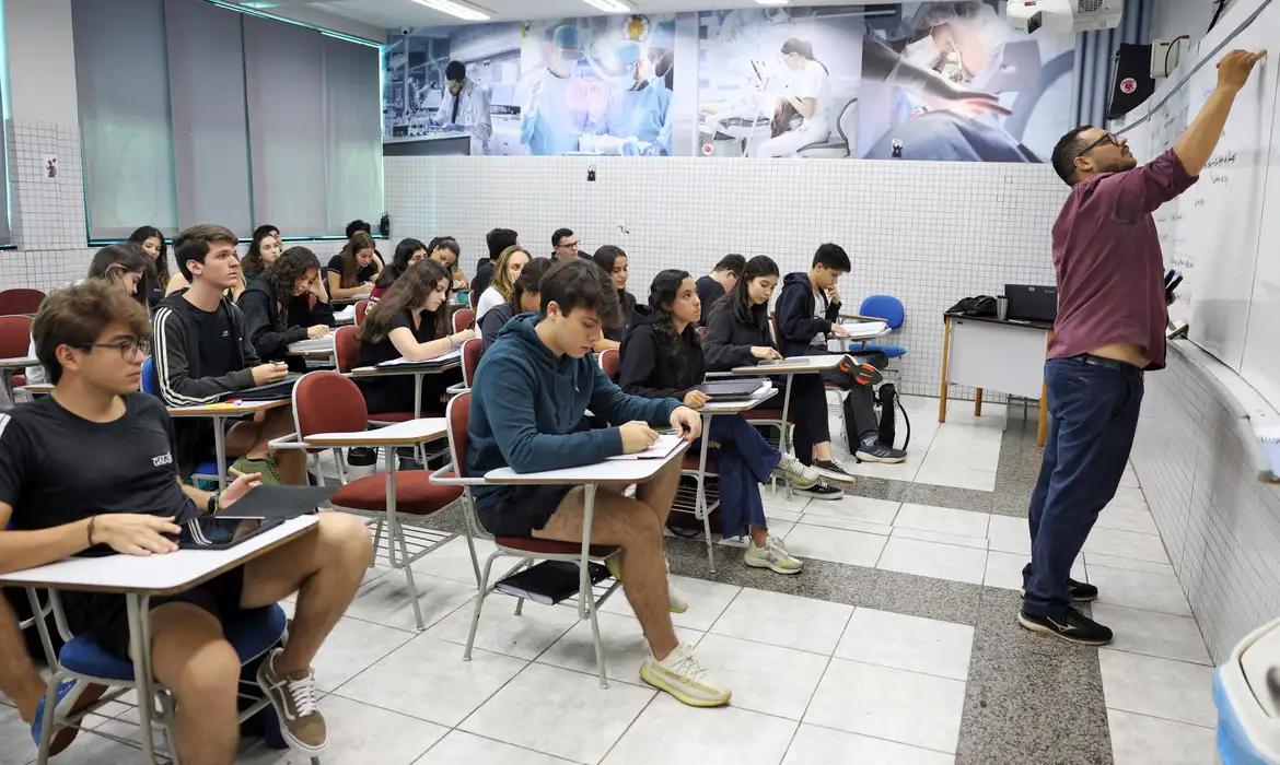 Renegociação de dívidas do Fies pelo programa Desenrola Brasil começa nesta quarta-feira (13)