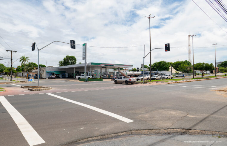 Semáforo é instalado na avenida Ville Roy, em cruzamento com a rua Pedro Teixeira
