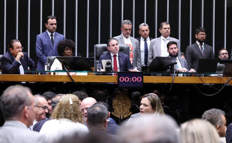 Câmara aprova fim da escala 6×1 com 372 votos favoráveis