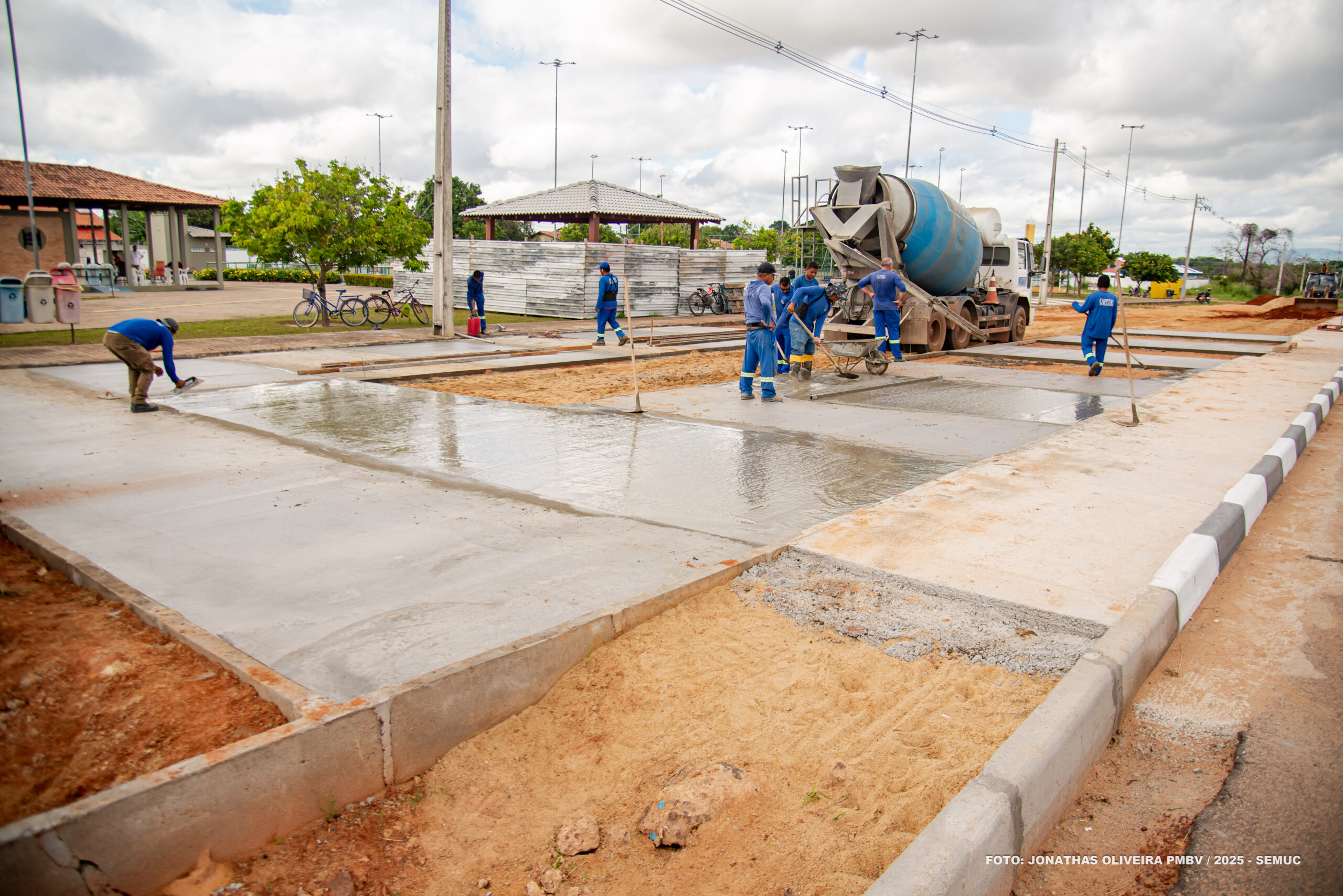 Praça Matheus Yukio Sato, no bairro Centenário, ganha calçadas e novo estacionamento