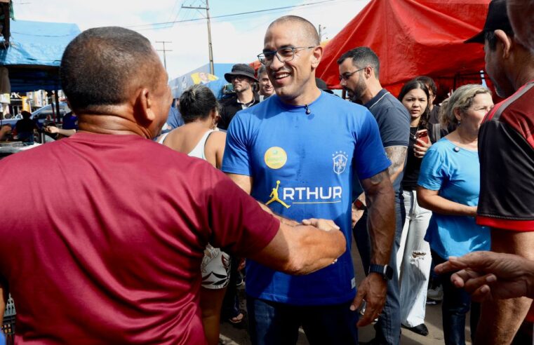 Arthur recebe apoio da população durante visita à Feira do Garimpeiro