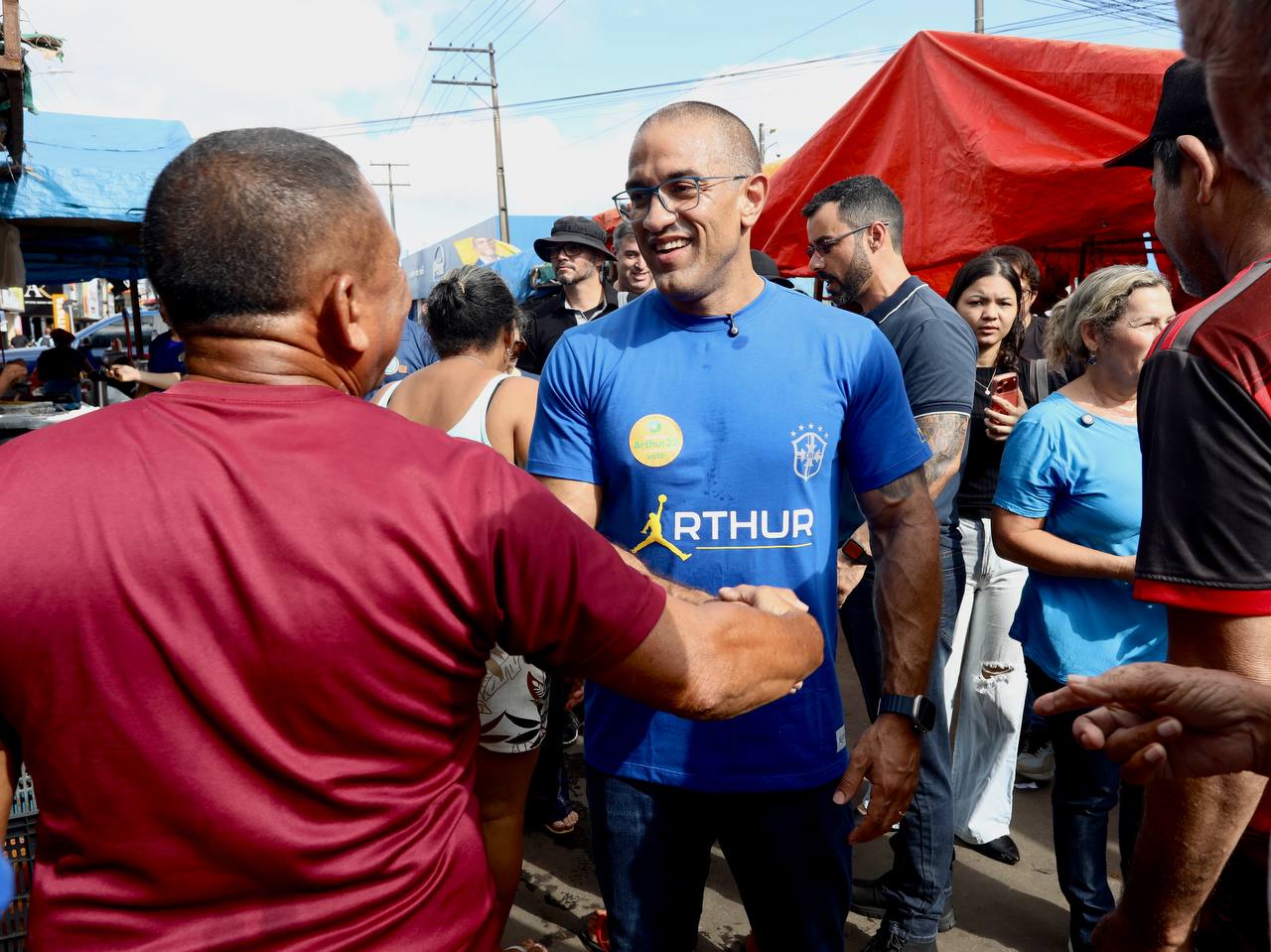 Arthur recebe apoio da população durante visita à Feira do Garimpeiro