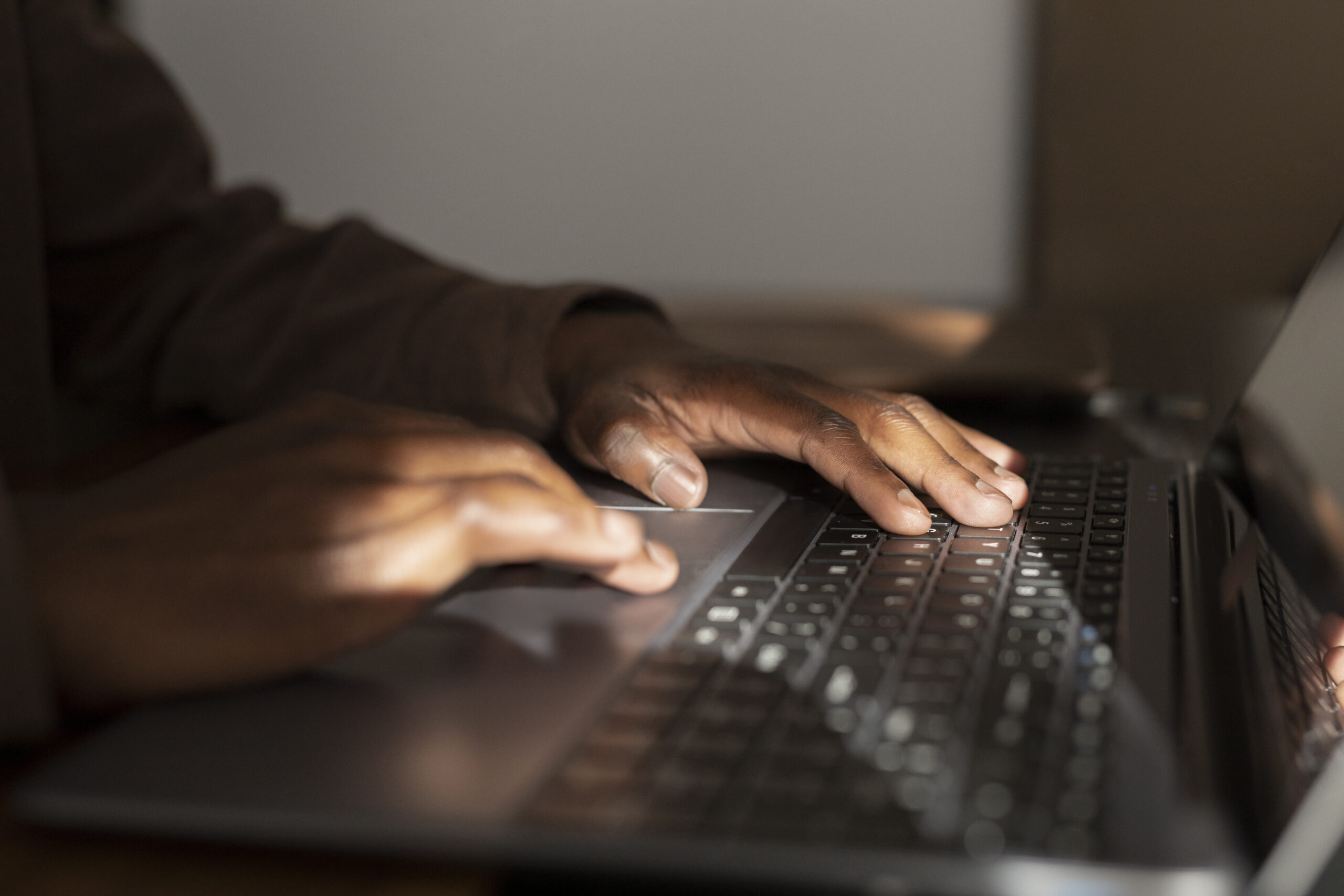 Golpes digitais crescem 36% no Brasil e quase somam 1,5 milhão em três meses, mostra Serasa Experian