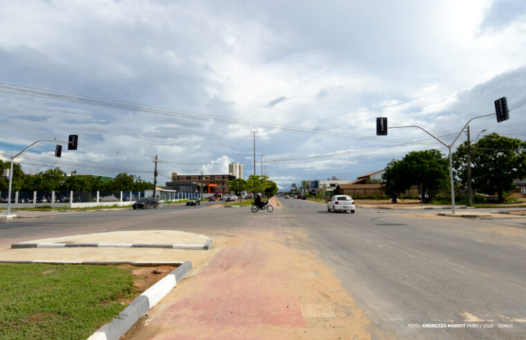 Semáforo é instalado no cruzamento das avenidas Luiz Canuto Chaves e Ville Roy
