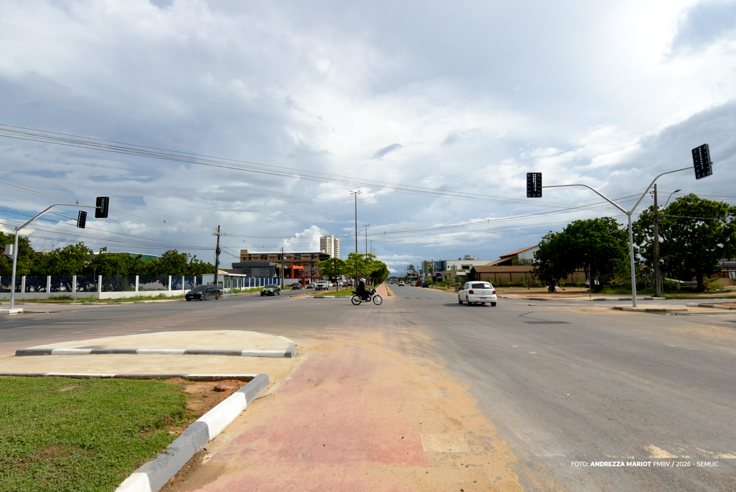 Semáforo é instalado no cruzamento das avenidas Luiz Canuto Chaves e Ville Roy